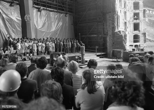 Am 24.6.1978, zum ersten Jahrestag der Grundsteinlegung zum Wiederaufbau der im Zweiten Weltkrieg zerstörten Semperoper in Dresden, erfreuen...