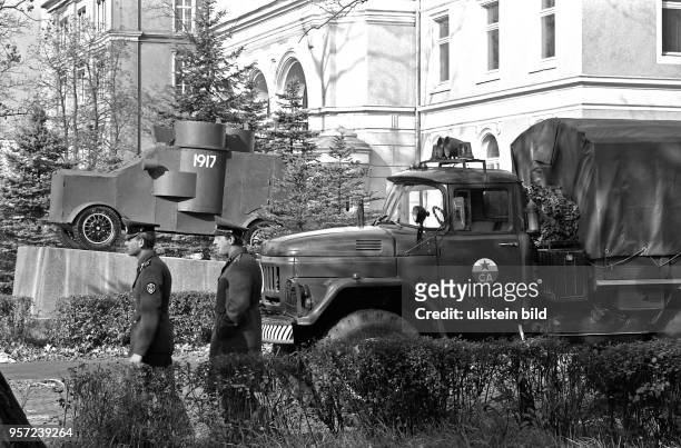 In der Albertstadt an der Kurt-Fischer-Allee in Dresden laufen sowjetische Militärpolizisten vor einer Kopie des legendären Panzerautos aus...
