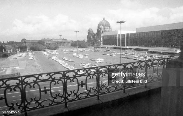 Blick aus dem Staatsratsgebäude der DDR auf den Ostberliner Marx- Engels-Platz mit Palast der Republik und Berliner Dom sowie Altem Museum im...