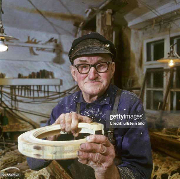 Besuch beim ältesten Reifendreher in Seiffen, Max Stiel, aufgenommen im November 1971. Das Reifendrehen ist eine handwerkliche Fertigkeit, die im...