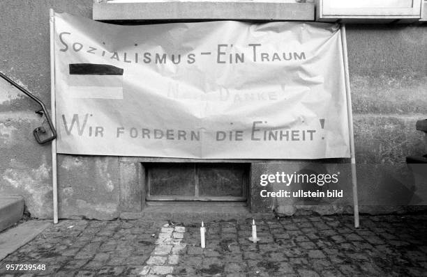 Bewohner der Gemeinde Eibau organisieren am auf der Bundestraße 96 zwischen Bautzen und Zittau eine Menschenkette. Hier ein Transparent auf dem die...