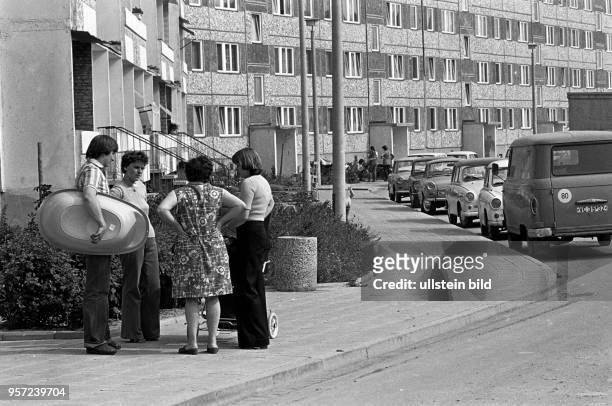 Anwohner der Neubauwohnsiedlung in der Helbraer Straße im Gespräch, aufgenommen im Juni 1983 in der Lutherstadt Eisleben . Am Straßenrand sind Pkw...
