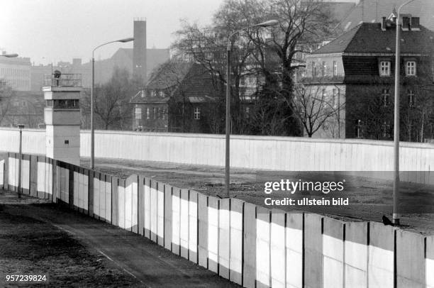 Grenzanlagen der Berliner Mauer in Berlin-Mitte in der Nähe der Bernauer Straße, die den Ost- und West-Teil der Stadt voneinander trennen,...