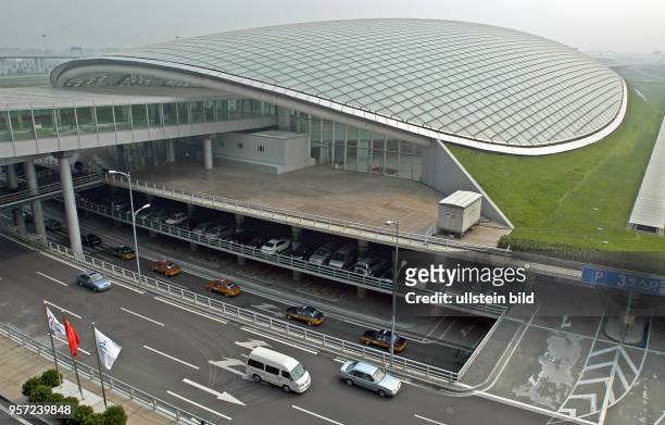 Blick auf die Bahnhofshalle der Stadtschnellbahn am neuen, Ende Februar 2008 eröfffneten Flughafenterminal 3 und Tiefgarage direkt am...