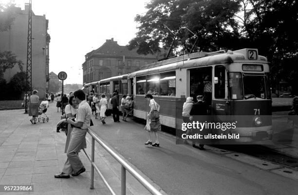 Straßenszene an einer Haltestelle der Straßenbahn-Linie 2 in der DDR-Bezirksstadt Cottbus , aufgenommen im August 1979.