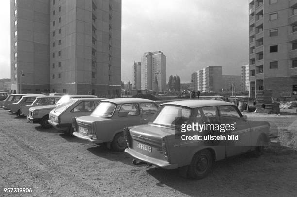 Pkw der Marke Trabant stehen auf einem provisorischen Parkplatz vor den Plattenbauten im Wohngebiet Ernst-Thälmann-Park in Berlin , aufgenommen 1985....