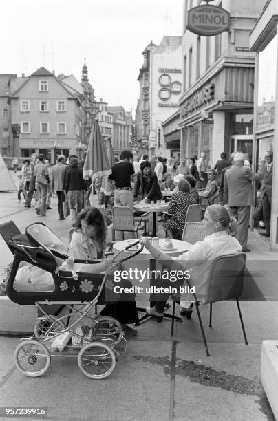 Ein gut besuchtes Straßencafe in Halle , aufgenommen am . Im Außenbereich des Cafes haben unter anderem zwei Frauen mit einem im Kinderwagen...