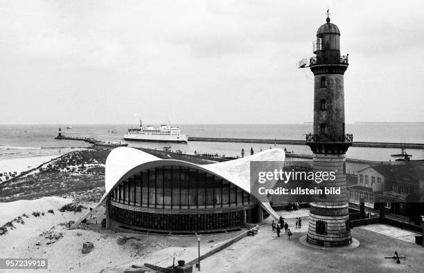 Wahrzeichen en gros: Mole und Leuchtturm, Promenade und "Teepott", Sandstrand und die einlaufende Fähre "Warnemünde" - ein Bummel durch das...