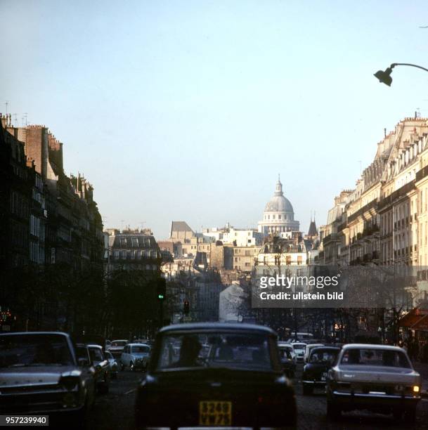 Straßenverkehr in Paris, aufgenommen im November 1970. Im Hintergrund ist der Hügel der Heiligen Genoveva mit dem Panthéon zu erkennen. Das Panthéon...