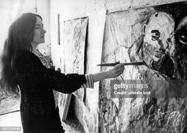 Die Dresdner Malerin Angela Hampel arbeitet in ihrem Atelier in der Friedrich-Engels-Straße an ihren Bildern, aufgenommen 1988. Im Dezember 1989...