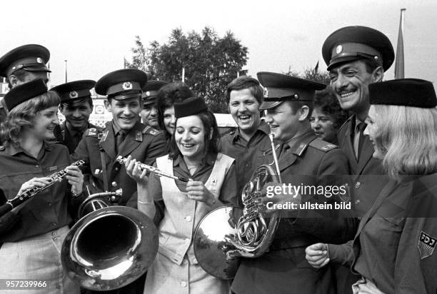 Bei der Bezirks-MMM, der "Messe der Meister von Morgen" des DDR-Bezirkes Cottbus, kommen Messe-Hostessen während einer Auftritts-Pause mit einem...