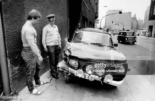 Der Abschnittsbevollmächtigte der Deutschen Volkspolizei, Wolfgang Kawolat, bei seiner täglichen Arbeit in Berlin - hier nach einem Verkehrsunfall,...