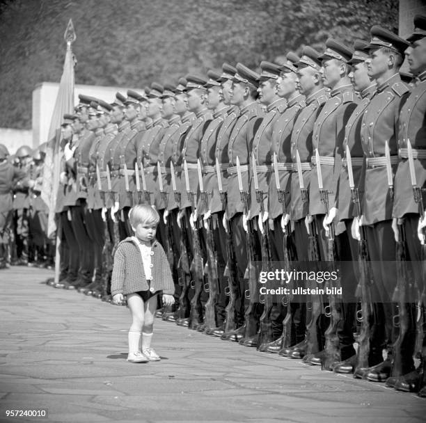 Ein kleines Kind läuft an einer Reihe von Soldaten der Sowjetarmee entlang, die in Ehrenformation am Sowjetischen Ehrenmal in Berlin-Treptow...