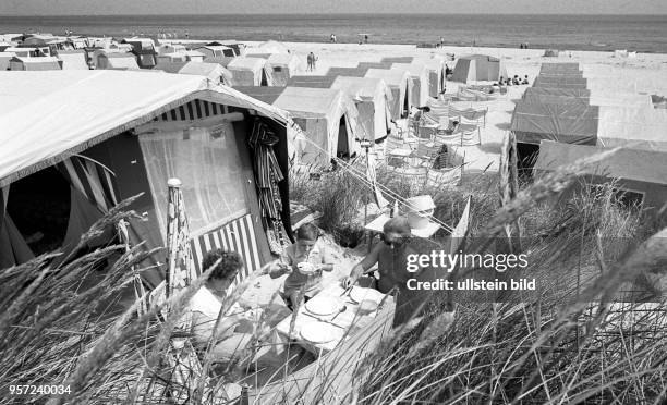 Dicht an dicht stehen die Zelte auf dem kilometerlangen Zeltplatz im Ostseebad Prerow auf dem Darß, aufgenommen im Juli 1983. Familie Pelzel aus...