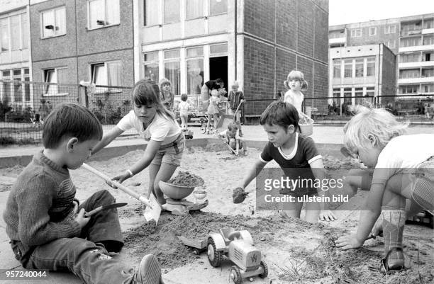 Kinder beim gemeinsamen Spielen im Sandkasten ihres Kindergartens, aufgenommen im August 1984 in Saßnitz auf der Halbinsel Jasmund im Nordosten der...