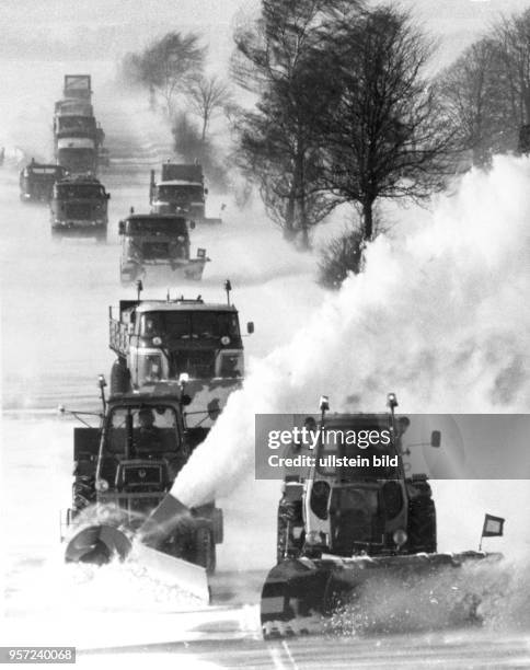 Einsatz von Schneeräumfahrzeugen auf der Autobahn zwischen Dresden und Bautzen am . Frühling, Sommer, Herbst und Winter - so ein Spottspruch -...