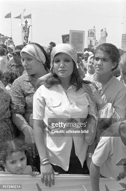 Frauen und Kinder unter den Zuschauern bei einer Militärparade in Bengasi im September 1979 anlässlich des 10. Jahrestages des Sturzes der Monarchie.