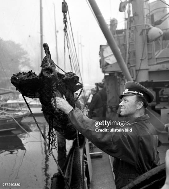 Warnemuende / Torpedo aus dem 2.Weltkrieg geborgen / Oktober 1969 / Dieser gefaehrliche Fund - ein 1200-Kilo-Marine-Torpedo aus dem 2. Weltkrieg -...