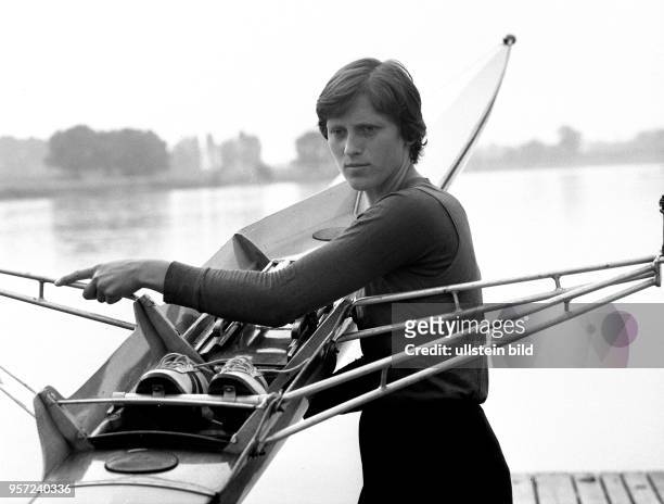 Die deutsche Ruderin Christine Scheiblich trainiert 1977 auf der Elbe für die nächste DDR-Meisterschaft. Ein Jahr zuvor hatte sie bei den Olympischen...