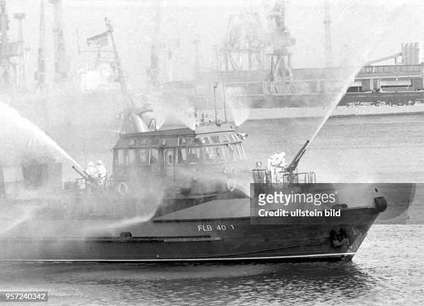 Hafen / Feuerwehr / Uebung / 1982 / Rostocker Hafenfeuerwehr / Nur eine Uebung ! Aber im Ernstfall waere die Rostocker Hafenfeuerwehr ebenfalls so...