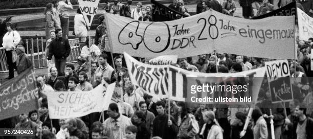 Hundertausende demonstrieren am auf den Straßen um den Alexanderplatz in Berlin-Mitte für Veränderungen in der DDR. Es war die größte...