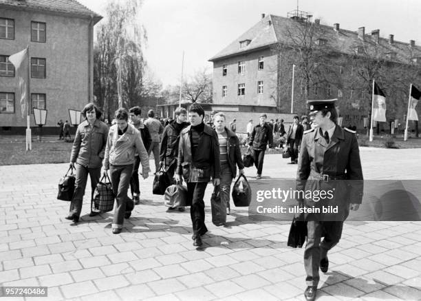 Junge Wehrpflichtige der NVA werden bei ihrer Ankunft in der Kaserne in Lehnitz bei Oranienburg 1979 von einem Soldaten begleitet. Mehr als ein...