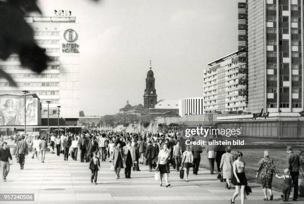 Blick vom Hauptbahnhof in die Prager Strasse in Dresden bis zum Kulturpalast, aufgenommen am . Die Straße und die Häuser wurden im Zweiten Weltkrieg...