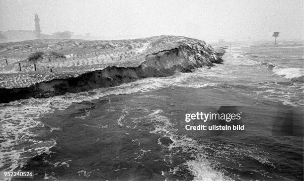 Warnemuende / Hochwasser / 06.01.87/ In Warnemuende nagt das Hochwasser am Duenensaum. Stuermische Winde aus nordoestlichen Richtungen, die...