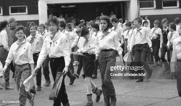 Pioniere aus der gesamten DDR nehmen 1988 an einer Konferenz in der Pionierrepublik am Werbellinsee teil. Die Einrichtung wurde auf Beschluss der...