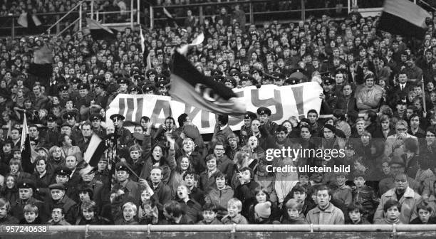 Beim UEFA-Pokal-Spiel zwischen der SG Dynamo Dresden und dem sowjetischen Fußballteam Zenit Leningrad am im Dynamo-Stadion in Dresden beobachtet der...