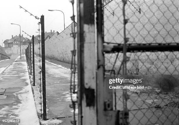 Stacheldraht, Elektrozaun und Mauern - Bautzen I , ein berüchtigtes Gefängnis in der DDR, aufgenommen im Januar 1990. Bereits a0m 6.12.1989 waren in...