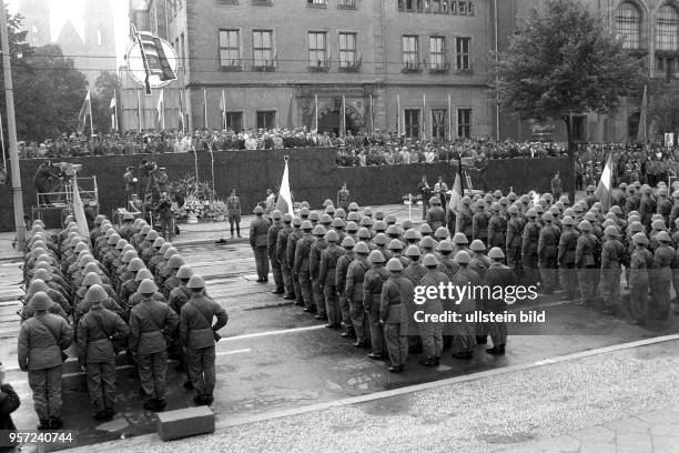 Soldaten bei einer Feldparade zum Abschluss des Manövers Waffenbrüderschaft 80 am in Magdeburg. An dem größten je von den Teilnehmerstaaten des...