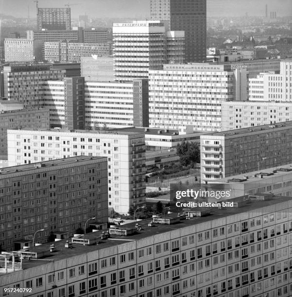 Blick über Wohnhhäuser und Bürobauten im Zentrum von Ostberlin, undatiertes Foto von 1977. Überragendes Gebäude ist das Hotel Stadt Berlin am...