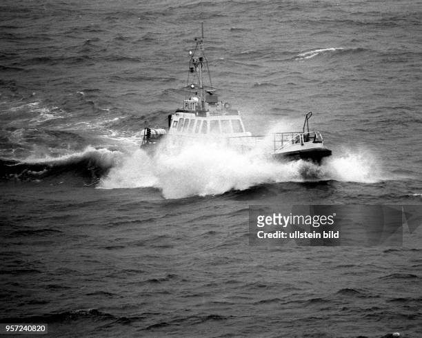Das Lotsenboot "Wels" im Anmarsch, aufgenommen im Januar 1990 im Rostocker Hafenrevier. Bei jedem Wetter, bei Tag und Nacht sind die kleinen...