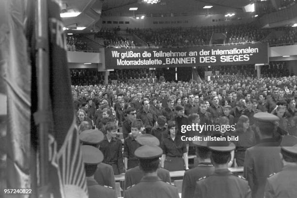 Festveranstaltung in der Werner-Seelenbinder-Halle zum Empfang der Teilnehmer des Internationalen Motorradkorsos "Banner des Sieges", der von...