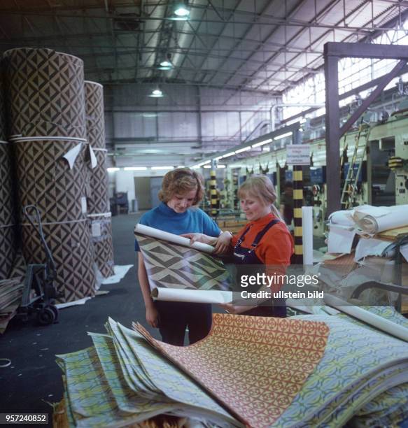 Zwei Arbeiterinnen mit Mustern in der Tapetenfabrik des VEB Papierfabrik Schwedt, undatiertes Foto aus dem Jahr 1974. 1959 wurde mit dem Bau der...