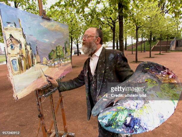 Professor Siegfried Klotz, Kunstmaler an der Hochschule für bildende Kunst Dresden, aufgenommen im Jahr 2004 beim Malen vor der Haustür auf der...