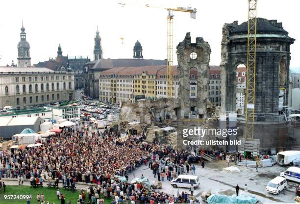 Am fand in Dresden die symbolische Grundsteinlegung zum Wiederaufbau der Frauenkirche samt Gottesdienst statt. Am 30. Oktober 2005 wurde die...