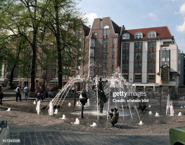 Anziehungspunkt für viele Besucher der Hansestadt Rostock ist die Kröpeliner Straße mit ihrem Universitätsplatz und den historischen Bürgerhäusern,...