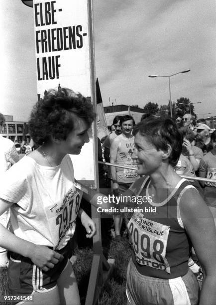 Läufer aus allen Landesteilen der DDR beteiligen sich am 4. Elbe-Friedenslauf am 8.5.1988 in Dresden, hier warten zwei Läuferinnen auf die Freigabe...