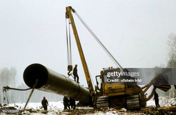 Gasrohre werden 1986 in der Sowjetunion im Gebiet Perm im Ural auf der Baustelle der Erdgastrasse aus Russland nach Westeuropa verlegt. Die...