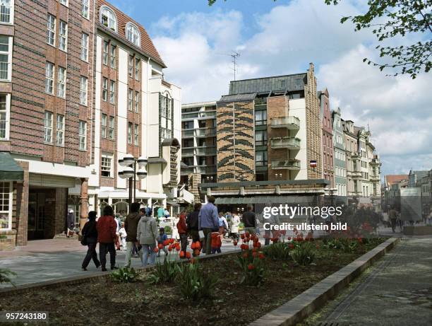 Anziehungspunkt für viele Besucher der Hansestadt Rostock ist die Kröpeliner Straße mit ihrem Universitätsplatz und den historischen Bürgerhäusern,...