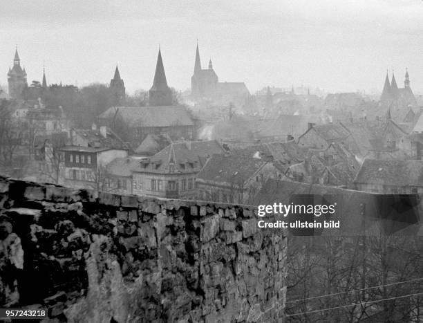Blick auf die Fachwerk-Stadt Quedlinburg, aufgenommen im Winter um 1960. Die Fachwerk-Stadt Quedlinburg gehört mit ihrem mittelalterlichen Stadtkern...