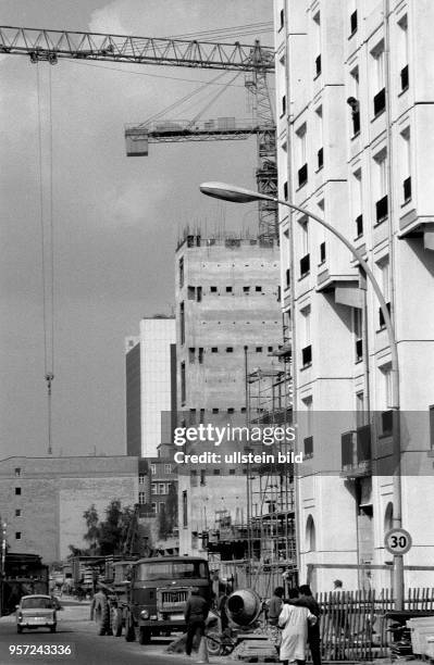 Noch beginnend in den letzten Jahren der DDR werden von 1988 bis 1996 entlang der Friedrichstraße mehrere große Geschäftsneubauten errichtet, hier...