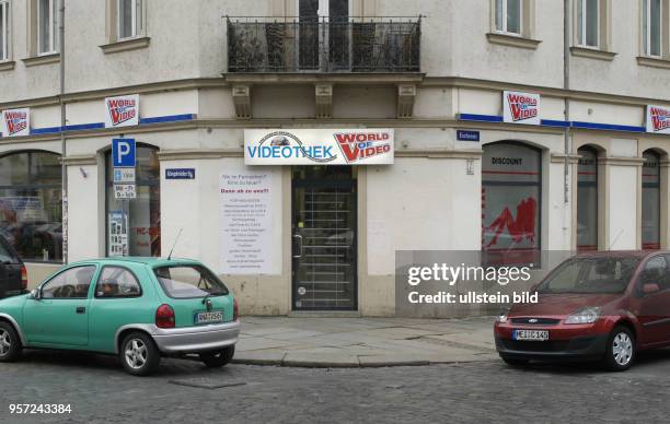 Eine Straßenszene in der Königsbrücker Straße, Ecke Eschenstraße in Dresden vor dem Ladenlokal " World of Video", aufgenommen am . Das Ladenlokal hat...