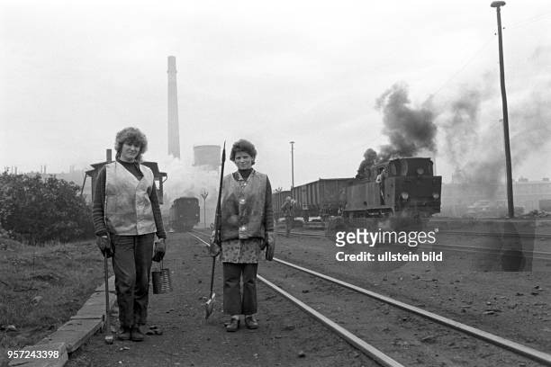 Zwei Frauen sind mit der Kontrolle eines Streckenabschnitts beschäftigt, auf dem die Werksbahn des Mansfeld Kombinats verkehrt, aufgenommen am bei...