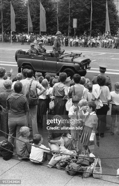 Ein Kommandeursfahrzeug der Kampfgruppen der DDR fährt bei einem Appell anläßlich des 25. Jahrestages des Baus des antifaschistischen Schutzwalles in...