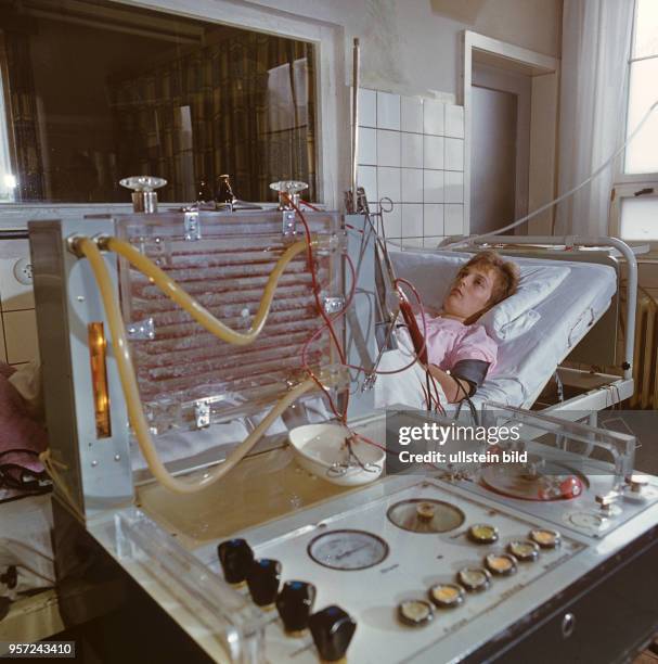 An einer Patientin im Dialysezentrum des Bezirkskrankenhauses Cottbus wird gerade eine Blutreinigung durchgeführt, aufgenommen 1971 in Cottbus.