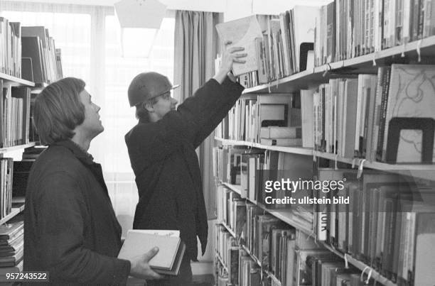 Arbeiter aus dem Gaskombinat Schwarze Pumpe bei Spremberg bedienen sich in der werkseigenen Bibliothek mit Literatur, undatiertes Foto vom Februar...