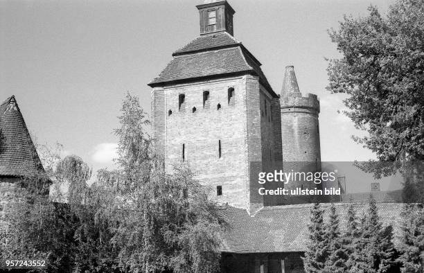 Blick zum Steintor mit dem Hungerturm in Bernau, aufgenommen 1970. Seit 1882 werden im Steintor als Teil vom Heimatmuseum die Schätze der...